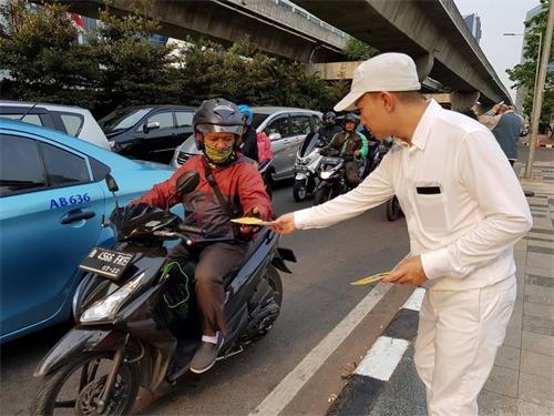 '图5:向两旁的民众送上真相资料'