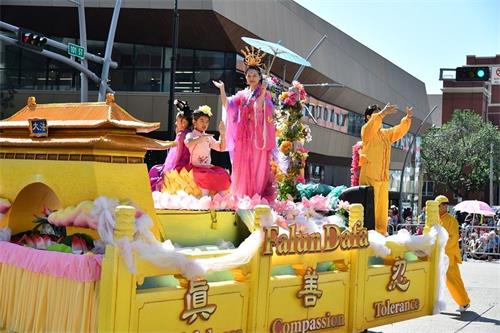 '图1～3：法轮功学员在造型独特的花船上展示五套功法'