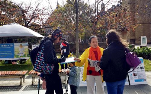 '图1~2:南澳法轮功学员在市中心集体炼功,传真相'