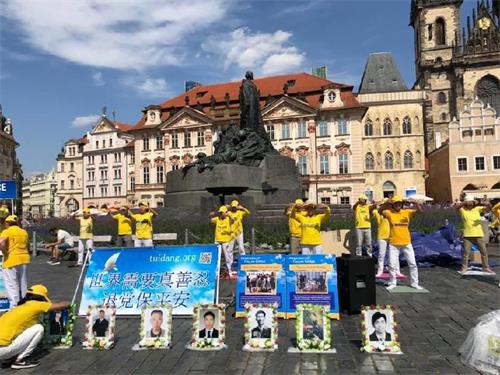 '图4:法轮功学员在老城广场前集体炼功'