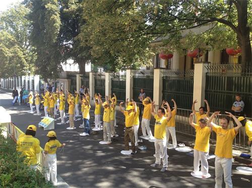 '图5~6:法轮功学员在中国驻布拉格大使馆前集体炼功'