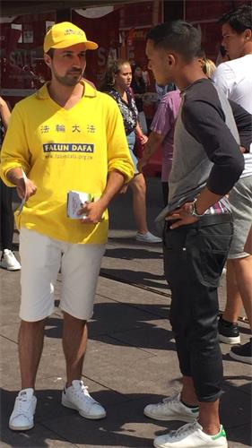 '图3:法轮功学员在海牙市中心向路人讲真相'