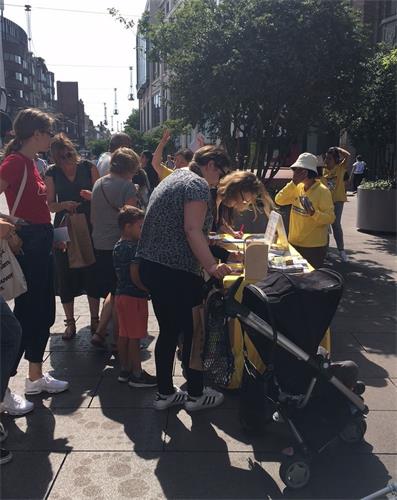 '图4~5:海牙市中心,人们踊跃签名支持法轮功反迫害'