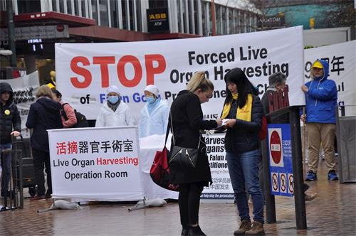 '图3~4:法轮功学员讲真相。'