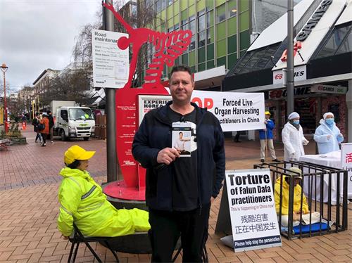 '图5:安德鲁·若森希望更多的人来签名支持法轮功。'