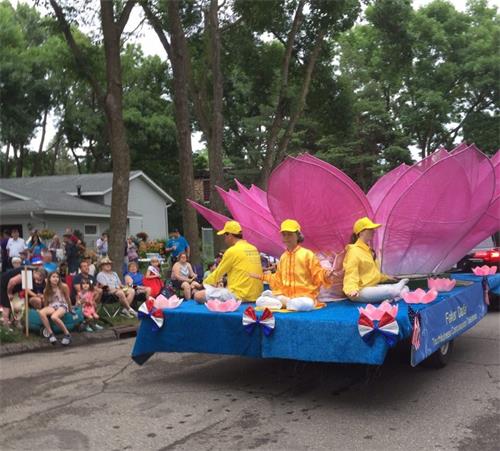 '图1～2：法轮功学员参加美国明尼苏达州阐哈森市的国庆日游行'