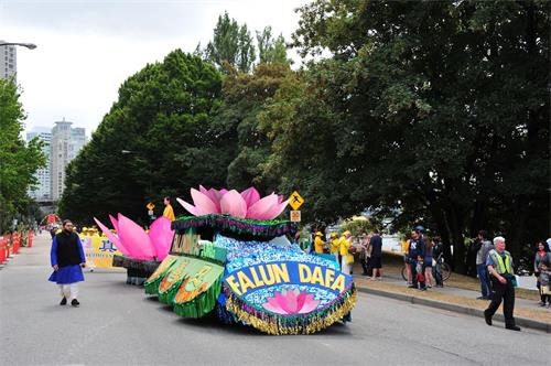 '图1:温哥华部份法轮功学员参加了在温哥华市中心海滨大道举行的游行,右一为负责协调的警察理查德森(Richardson)'