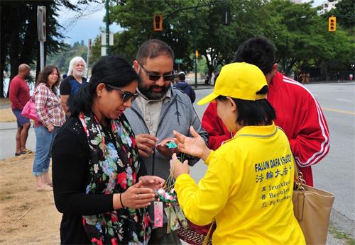 '图5:人们喜爱法轮功学员制作精美的装饰有莲花的“法轮大法好”书签'