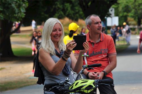 '图7~8:民众拍下法轮功的游行队伍'