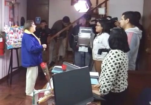 图1:秘鲁国家电视台正在采访法轮功学员露易莎(Luisa)