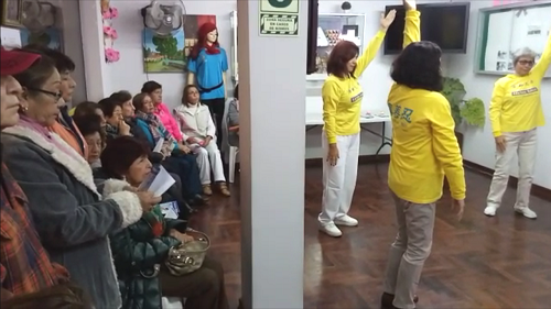 图2:法轮功学员展示五套功法