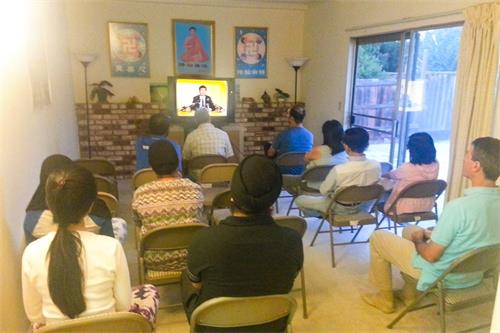 '图1:新学员在观看师父讲法录像'