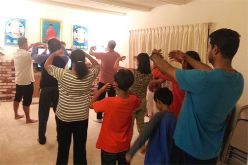 '图2:新学员在学炼第二套功法'