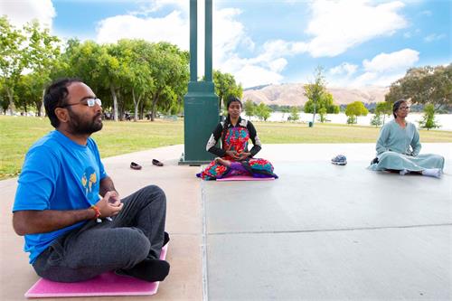 '图5:阿布舍克(左)和妹妹哈希妮(左二)六月份参加佛利蒙炼功点的晨炼'