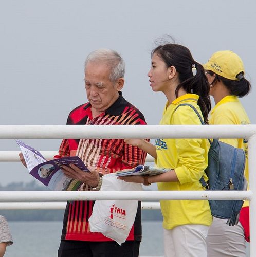 图3~6,法轮功学员在游行沿途派发资料,讲真相