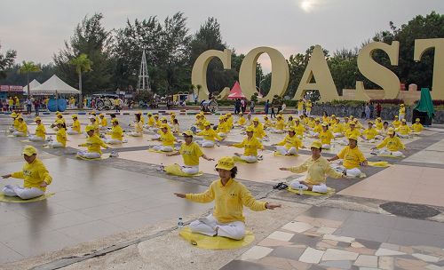 图7:法轮功学员集体炼功