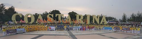 图8:法轮功学员在游乐园的大广场合影,表达心声:法轮大法好!