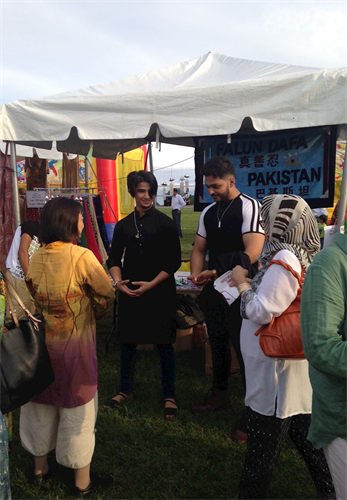 '图1~3:法轮功学员在教功,很多年轻人驻足认真学炼'