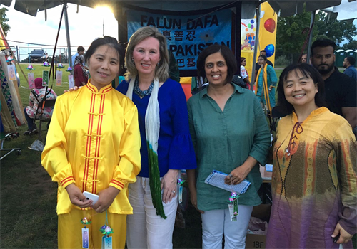 '图4:维州国会众议员芭芭拉·简·康斯托克(左二)和学员们合影留念'