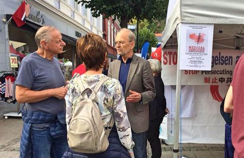 图1~3:二零一八年八月十三日至十八日,法轮功学员在阿伦达尔政治周活动中设立真相展位,向前来参加活动的民众传播法轮功的真相。许多民众驻足于学员攀谈,了解真相。