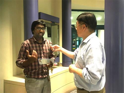 '图5:硅谷印度裔工程师拉胡尔在接受采访'