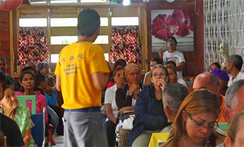 '图2~3:与会者专注聆听学员介绍法轮大法,及其真相。'