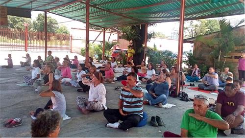 '图4~8:民众正在学炼法轮功功法。'