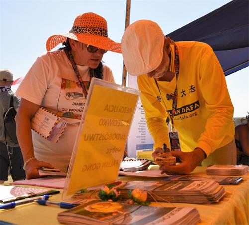 '图1:芭芭拉·库查斯卡女士喜爱法轮功'