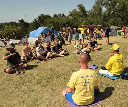 '图2~14:音乐节上来自各国的年轻人学炼法轮功'