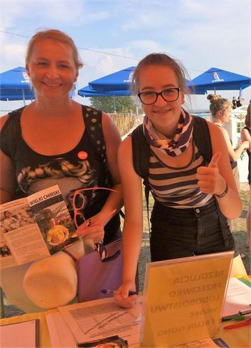 '图22:Pakulska女士(左)及女儿'