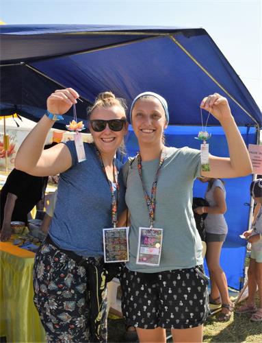 '图25:开民众开心和法轮功学员叠莲花'