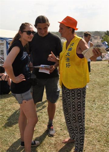 '图26~28:法轮功学员讲真相'