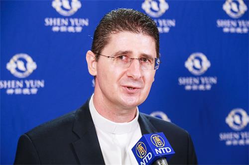 '图14:九月十三日,教廷驻华大使高德隆蒙席(Monsignor?Sladan?Cosic)观赏神韵交响乐团在台北国家音乐厅的演出,有万邦来朝的感动。'