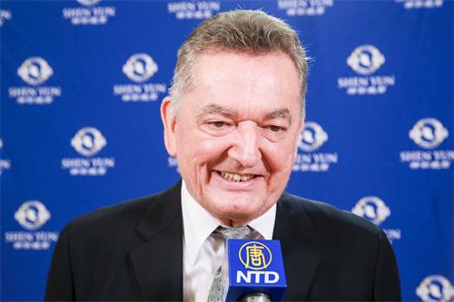 '图15:九月十三日,杜盈有限公司行销总监雷古里奇·布拉尼米尔(Greguric?Branimir)观赏神韵交响乐演出,“真的触动我的心,深入我的灵魂!”。'