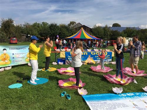 '图5：大人小孩一起学炼法轮功'