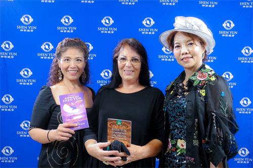 图5:梦想成真音乐坊艺术总监陈秀珍(右)和来自瑞士的友人,一同聆赏神韵交响乐团。