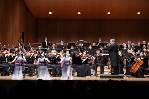 图3:二零一八年九月十九日晚,神韵交响乐团于台北中山堂举行演出。前排是二胡演奏家戚晓春(右)、王真(中)和于小航(左)。