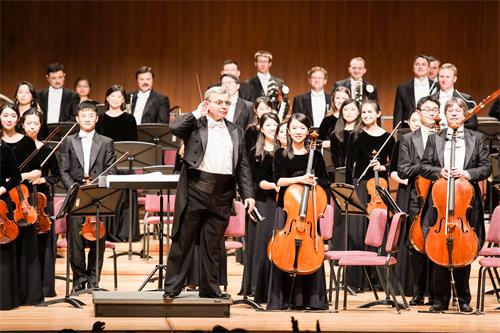 图6:二零一八年九月十九日晚,神韵交响乐团于台北中山堂举行演出。演唱结束时,场内响起“安可”声,指挥米兰‧纳切夫幽默举起手示意没听到。