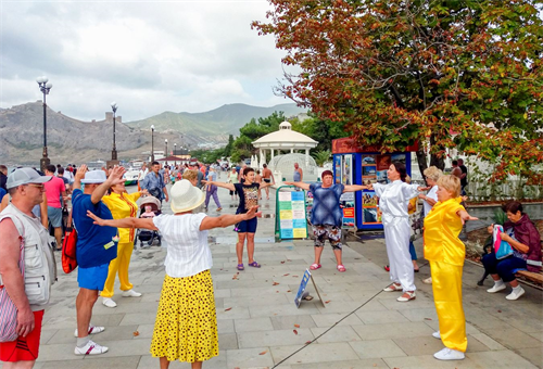 '图2:有的民众马上当场学功。'