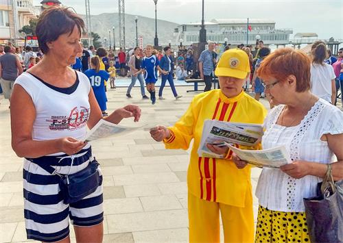 '图3:法轮功学员正在跟民众讲述法轮功的真相。'