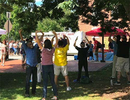 '图2:印裔建筑设计师Subhas Mazumber(左一) 学炼法轮功'