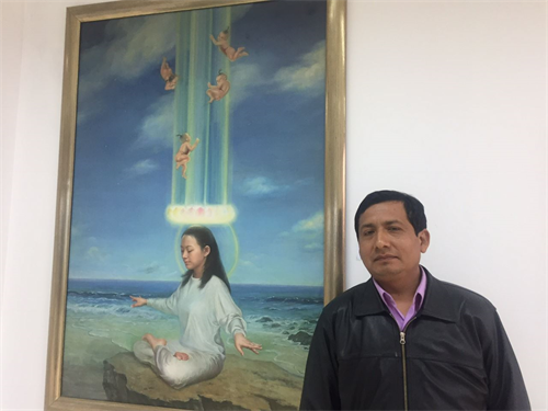 '图4:大学教授卡洛斯·莱万诺斯(Carlos?Levanos)表示观看画展了解迫害真相。'