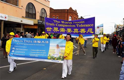 '图1~5:法轮功学员参加澳洲宝柔镇郁金花香节游行'