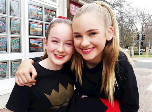 '图7:乔丹(Jordan)和艾比(Abby Fuller)一再用“惊人的美好!”和“很酷!”来赞誉法轮功腰鼓队'