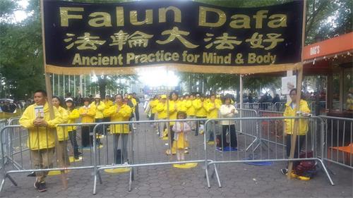 '图2:同时告诉各国代表:“法轮大法好”。'