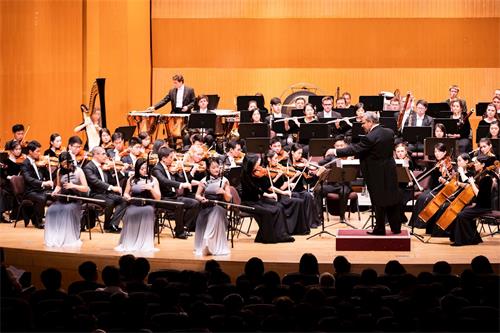 '图2:二零一八年九月二十日晚间,神韵交响乐团于新竹市文化局演艺厅演出。图为二胡演奏家戚晓春(右)、王真(中)、于小航(左)的演出。'