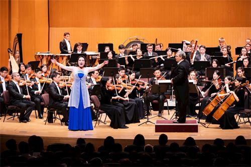 '图3:二零一八年九月二十日晚间,神韵交响乐团于新竹市文化局演艺厅演出。图为女高音歌唱家耿皓蓝的演唱。'