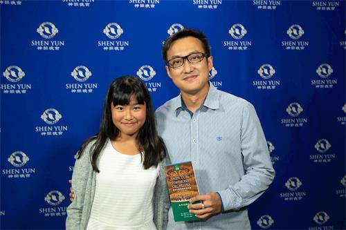 '图7:桃园交响管乐团、萨克斯风首席陈逸伦与女儿,九月二十二日晚间一起观赏神韵交响乐团在中坜艺术馆的演出。'