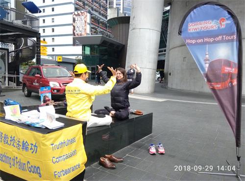 '图2:法轮功学员在教功。'