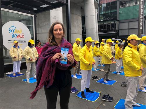 '图3:埃米钦佩法轮功学员的勇气,世人都会因此受益。'